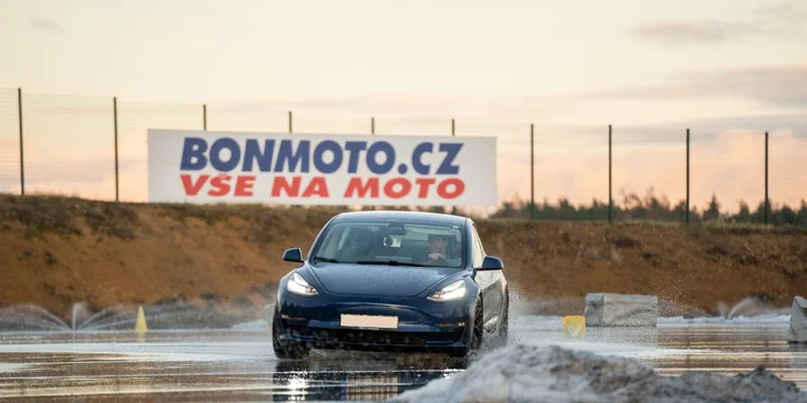 Svezení driftem na polygonu v moderní Tesle 3 Performance: 1 až 20 kol i pro více osob