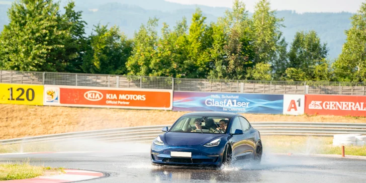 Svezení driftem na polygonu v moderní Tesle 3 Performance: 1 až 20 kol i pro více osob
