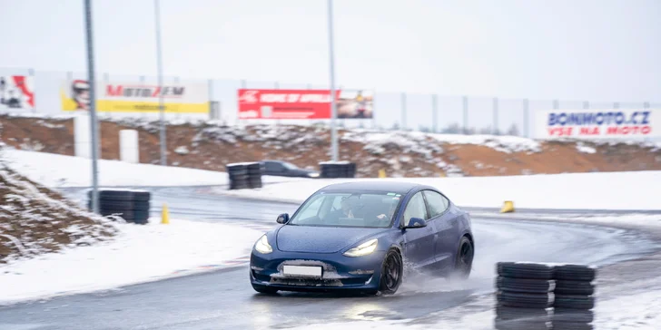 Svezení driftem na polygonu v moderní Tesle 3 Performance: 1 až 20 kol i pro více osob