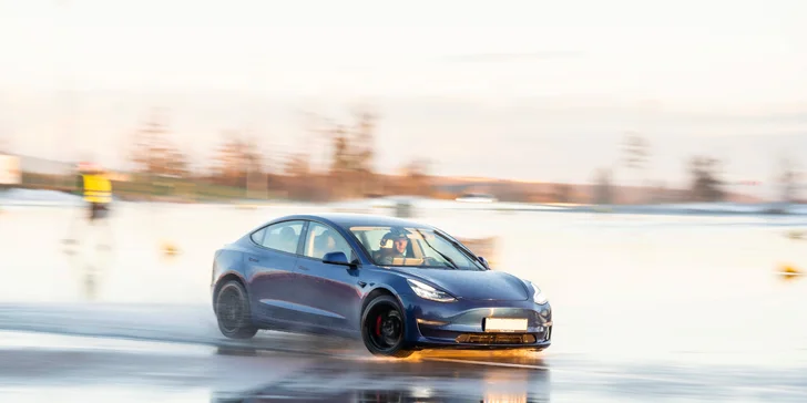 Svezení driftem na polygonu v moderní Tesle 3 Performance: 1 až 20 kol i pro více osob