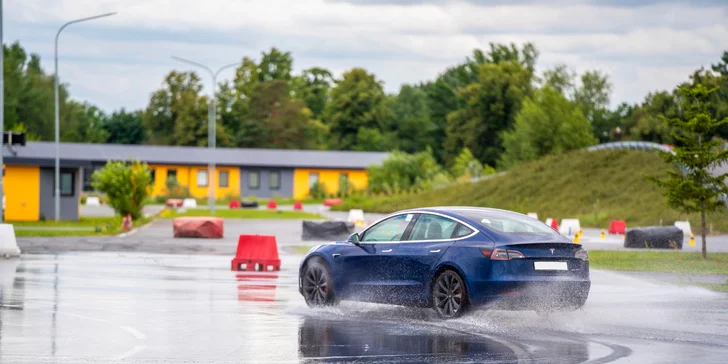 Svezení driftem na polygonu v moderní Tesle 3 Performance: 1 až 20 kol i pro více osob