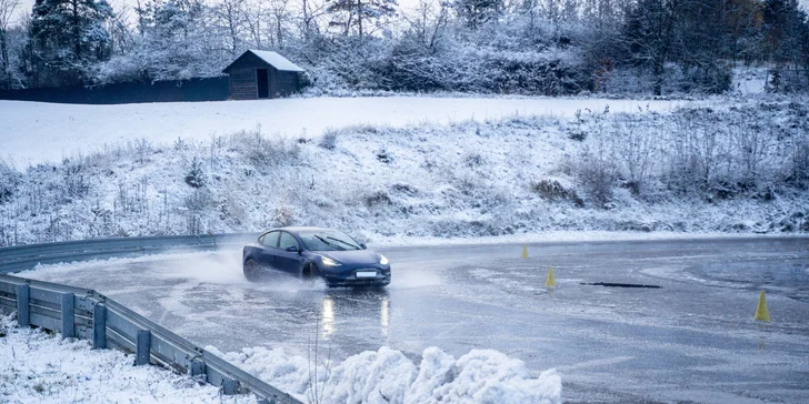 Svezení driftem na polygonu v moderní Tesle 3 Performance: 1 až 20 kol i pro více osob