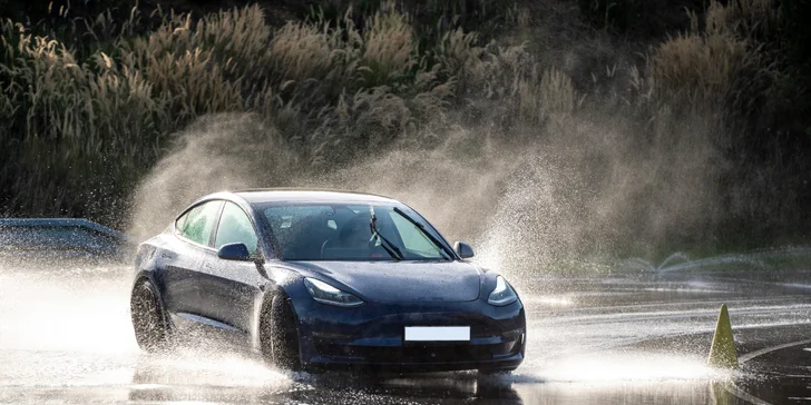 Svezení driftem na polygonu v moderní Tesle 3 Performance: 1 až 20 kol i pro více osob