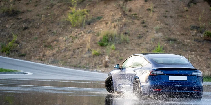 Svezení driftem na polygonu v moderní Tesle 3 Performance: 1 až 20 kol i pro více osob