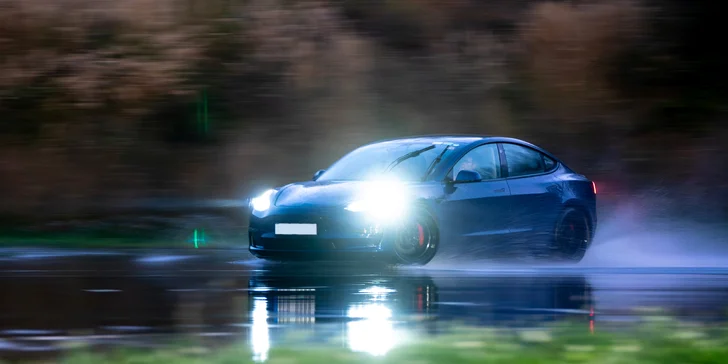 Svezení driftem na polygonu v moderní Tesle 3 Performance: 1 až 20 kol i pro více osob