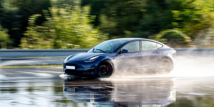 Svezení driftem na polygonu v moderní Tesle 3 Performance: 1 až 20 kol i pro více osob