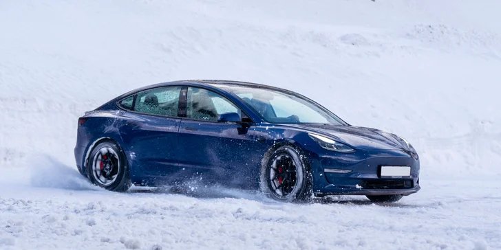Svezení driftem na polygonu v moderní Tesle 3 Performance: 1 až 20 kol i pro více osob