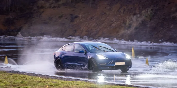 Svezení driftem na polygonu v moderní Tesle 3 Performance: 1 až 20 kol i pro více osob