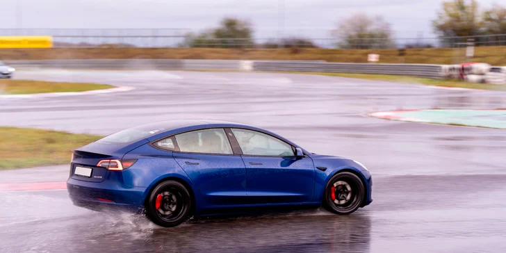 Svezení driftem na polygonu v moderní Tesle 3 Performance: 1 až 20 kol i pro více osob