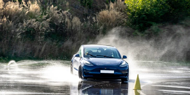 Svezení driftem na polygonu v moderní Tesle 3 Performance: 1 až 20 kol i pro více osob