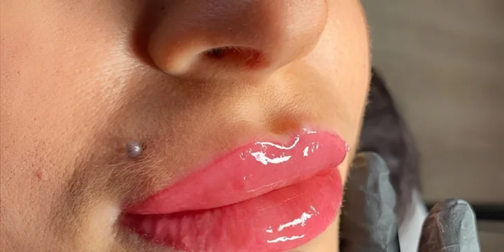 Perfektně nalíčená každý den: permanentní make-up očních linek, rtů i obočí