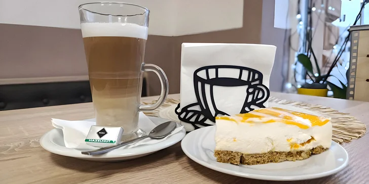 Káva nebo prosecco a cheesecake či skořicový croissant u centra Olomouce