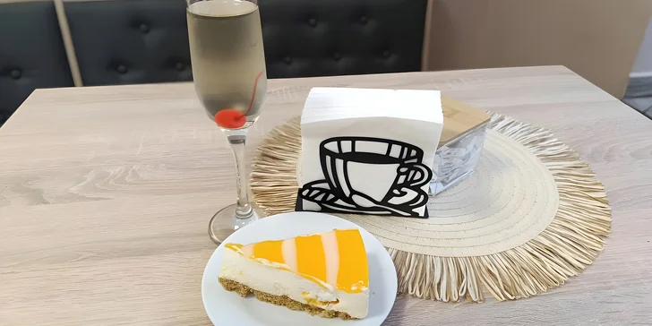 Káva nebo prosecco a cheesecake či skořicový croissant u centra Olomouce