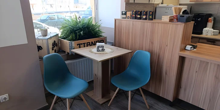 Káva nebo prosecco a cheesecake či skořicový croissant u centra Olomouce