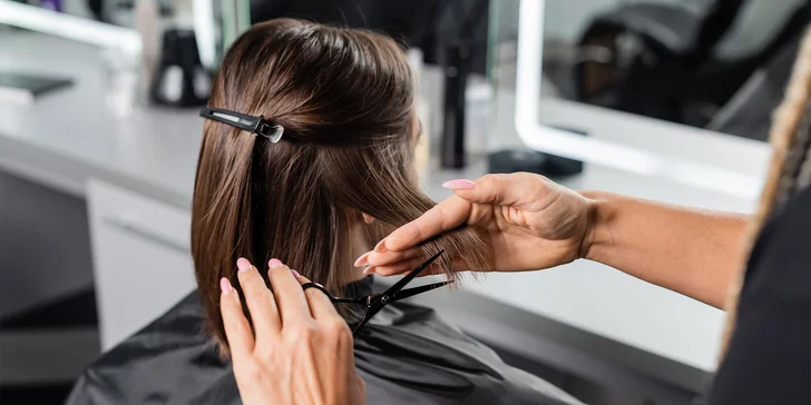 Nový účes a výživa vlasů: kaskádový střih a regenerační maska, salon v centru Plzně