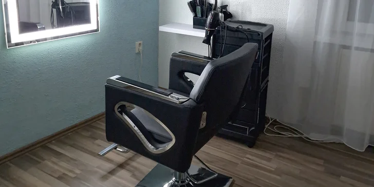 Nový účes a výživa vlasů: kaskádový střih a regenerační maska, salon v centru Plzně