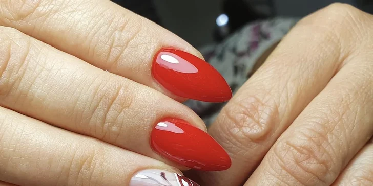 Manikúra či modeláž nehtů, pedikúra i možnost gel laku