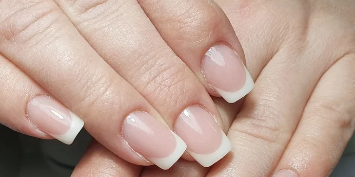 Manikúra či modeláž nehtů, pedikúra i možnost gel laku