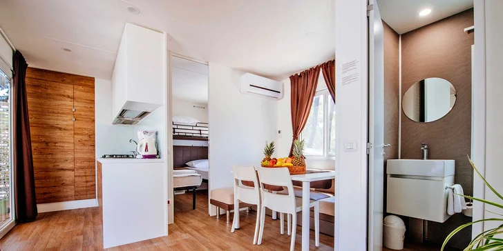 Resort v chorvatském Zatonu: mobilhome až pro 7 os., 400 m na pláž, bazény a zábava, možnost polopenze