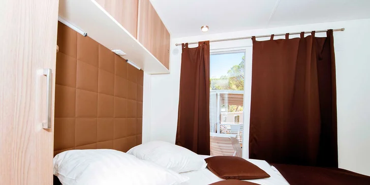 Resort v chorvatském Zatonu: mobilhome až pro 7 os., 400 m na pláž, bazény a zábava, možnost polopenze