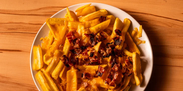 Hovězí, kuřecí i vege burgery, tortily, stripsy, smažáky, saláty i výběr z příloh