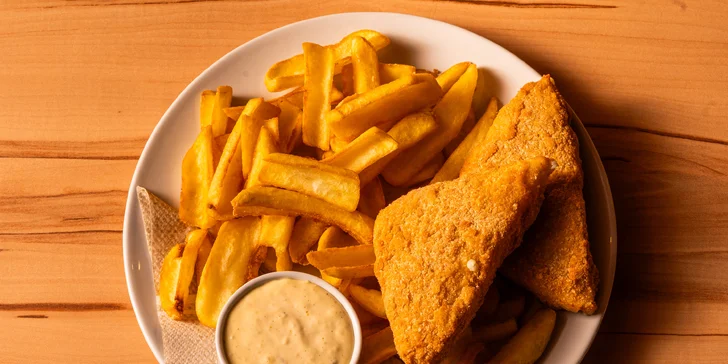 Hovězí, kuřecí i vege burgery, tortily, stripsy, smažáky, saláty i výběr z příloh