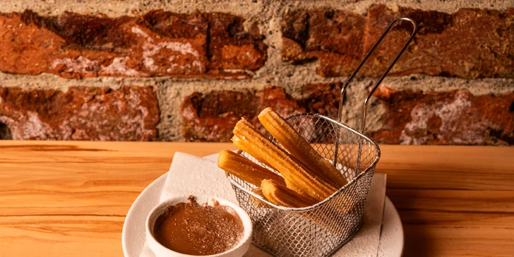 Hovězí, kuřecí i vege burgery, tortily, stripsy, smažáky, saláty i výběr z příloh