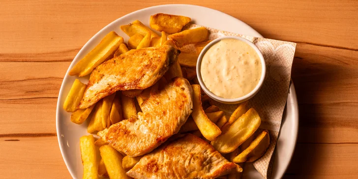 Hovězí, kuřecí i vege burgery, tortily, stripsy, smažáky, saláty i výběr z příloh