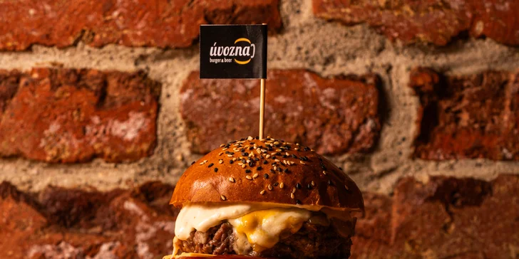 Hovězí, kuřecí i vege burgery, tortily, stripsy, smažáky, saláty i výběr z příloh