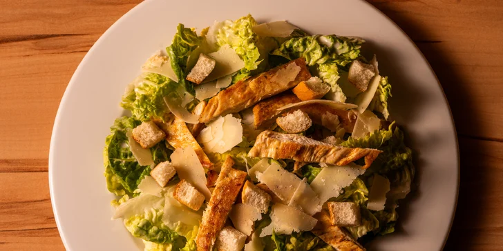 Hovězí, kuřecí i vege burgery, tortily, stripsy, smažáky, saláty i výběr z příloh
