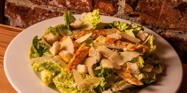 Hovězí, kuřecí i vege burgery, tortily, stripsy, smažáky, saláty i výběr z příloh