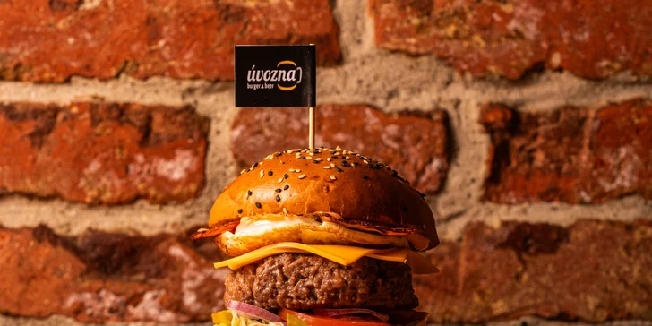 Hovězí, kuřecí i vege burgery, tortily, stripsy, smažáky, saláty i výběr z příloh