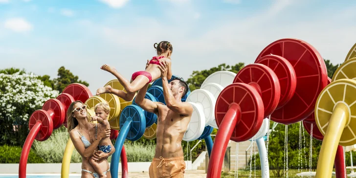 Resort v chorvatském Zatonu: mobilhome až pro 7 os., 400 m na pláž, bazény a zábava, možnost polopenze