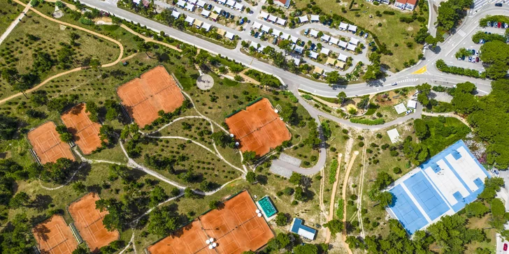 Resort v chorvatském Zatonu: mobilhome až pro 7 os., 400 m na pláž, bazény a zábava, možnost polopenze