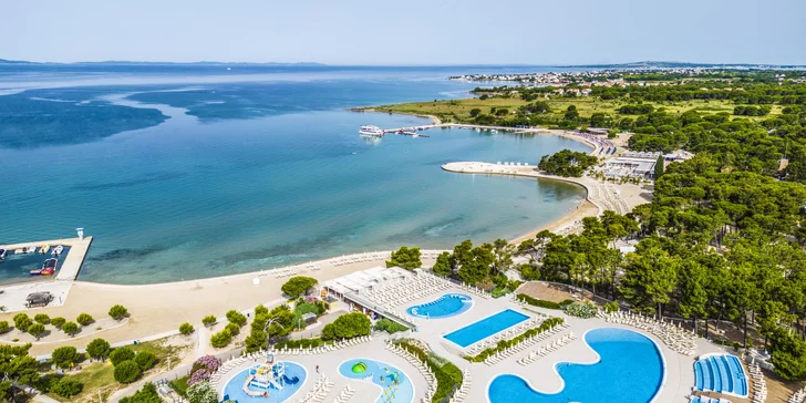 Resort v chorvatském Zatonu: mobilhome až pro 7 os., 400 m na pláž, bazény a zábava, možnost polopenze
