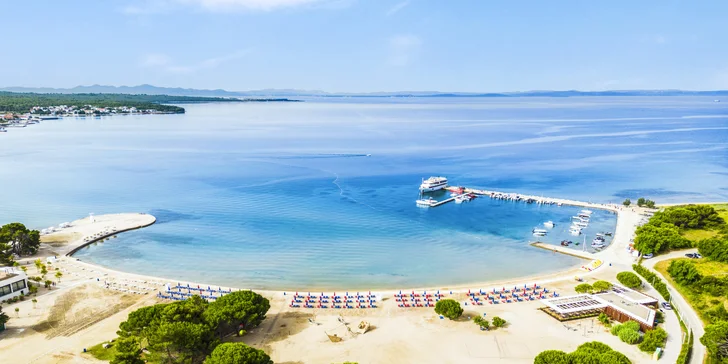 Resort v chorvatském Zatonu: mobilhome až pro 7 os., 400 m na pláž, bazény a zábava, možnost polopenze