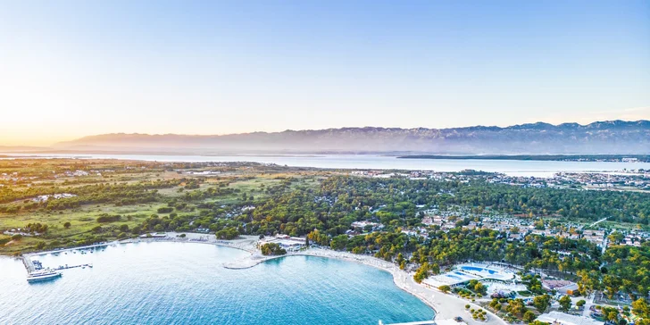 Resort v chorvatském Zatonu: mobilhome až pro 7 os., 400 m na pláž, bazény a zábava, možnost polopenze