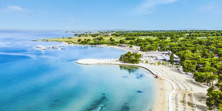 Resort v chorvatském Zatonu: mobilhome až pro 7 os., 400 m na pláž, bazény a zábava, možnost polopenze