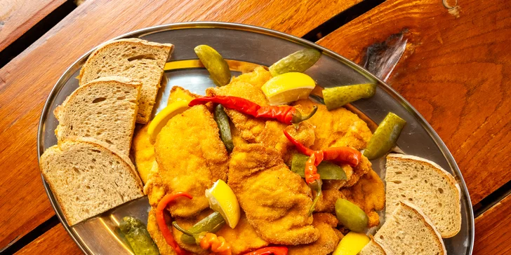 1 kg kuřecích či vepřových řízků s okurkami, beraními rohy a chlebem