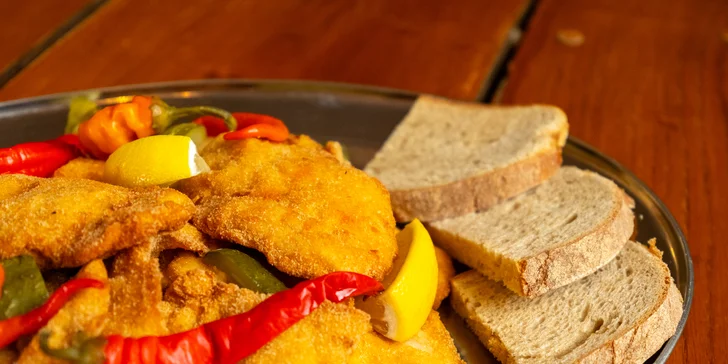1 kg kuřecích či vepřových řízků s okurkami, beraními rohy a chlebem