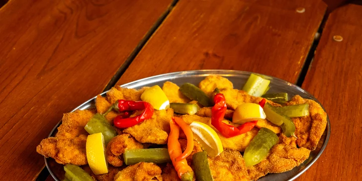 1 kg kuřecích či vepřových řízků s okurkami, beraními rohy a chlebem