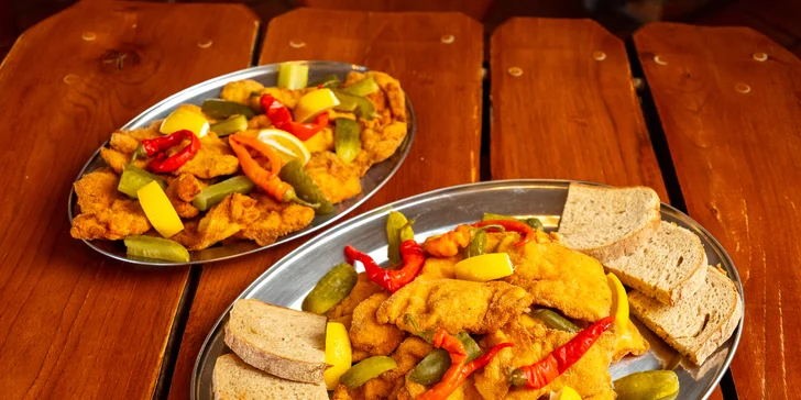 1 kg kuřecích či vepřových řízků s okurkami, beraními rohy a chlebem
