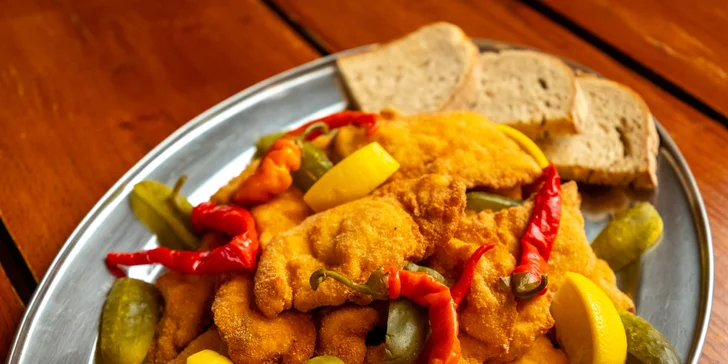 1 kg kuřecích či vepřových řízků s okurkami, beraními rohy a chlebem
