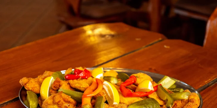 1 kg kuřecích či vepřových řízků s okurkami, beraními rohy a chlebem