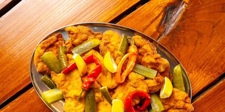 1 kg kuřecích či vepřových řízků s okurkami, beraními rohy a chlebem