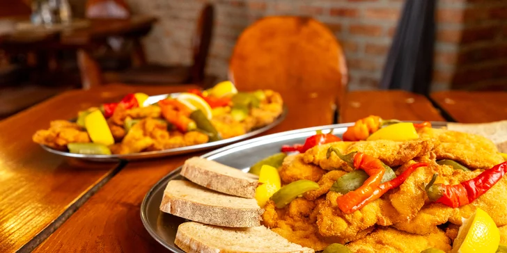 1 kg kuřecích či vepřových řízků s okurkami, beraními rohy a chlebem
