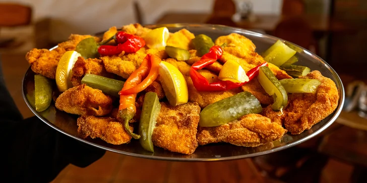 1 kg kuřecích či vepřových řízků s okurkami, beraními rohy a chlebem