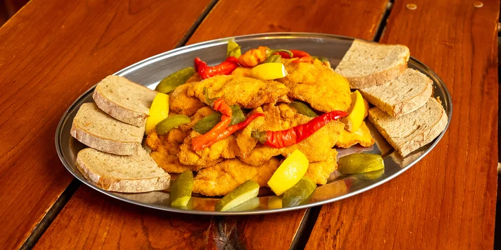 1 kg kuřecích či vepřových řízků s okurkami, beraními rohy a chlebem