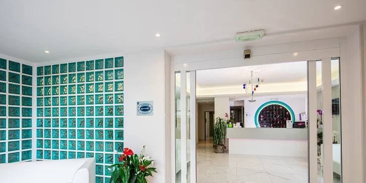 Lignano Sabbiadoro: 4* hotel u pláže se snídaní či polopenzí, bazén a vířivka