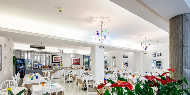 Lignano Sabbiadoro: 4* hotel u pláže se snídaní či polopenzí, bazén a vířivka